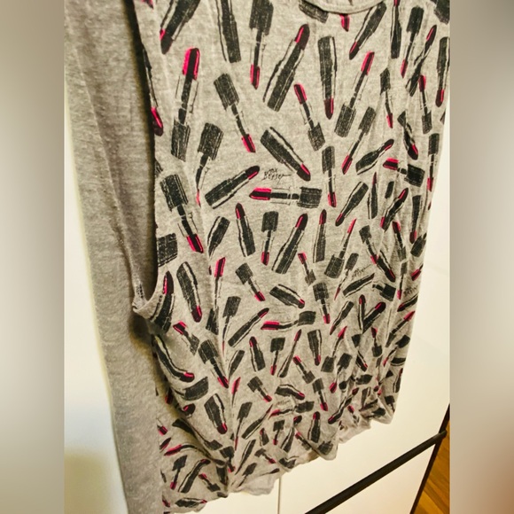 Betsey Johnson 💄 Lipstick Tank with Wide Arm opening for a fun workout attire - Picture 3 of 8